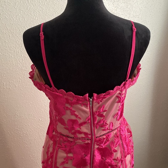 Women’s Lace Dress - Picture 3 of 10